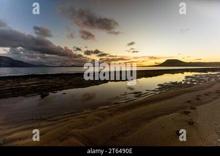 Spanien, Kanarische Inseln, La Graciosa: Sonnenuntergang auf Lanzarote, fotografiert vom Strand Francesca auf der Insel La Graciosa Stockfoto