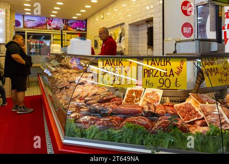 Istanbul, Türkei, Ein türkischer Mann, der bei Metzgereien in Uskudar in Istanbul kauft, nur redaktionell. Stockfoto