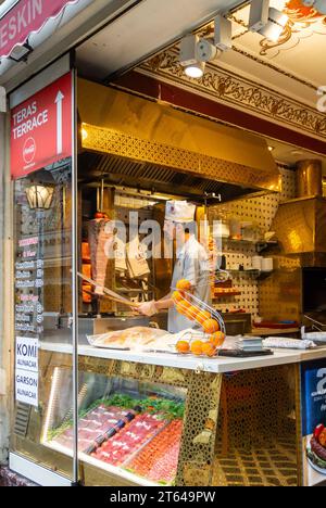 Istanbul, Türkei, Ein männlicher Angestellter, der in einem Restaurant einen Kebab schneidet, nur Redaktion. Stockfoto