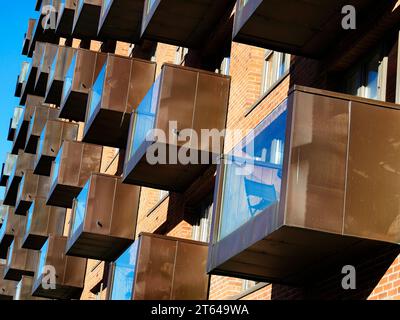 Muster der Balkone in einem Wohngebäude an der Granary Wharf in Leeds West Yorkshire England Stockfoto