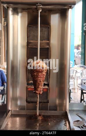 Kebabs werden in marakesch marokko zubereitet Stockfoto