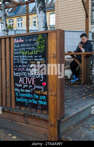 Informationstafel zum Raketten-Kiosk (siehe zusätzliche Informationen) in Tromso, Norwegen, Skandinavien, Europa - Rocket Norwegens kleinste Bar seit 2014 Stockfoto