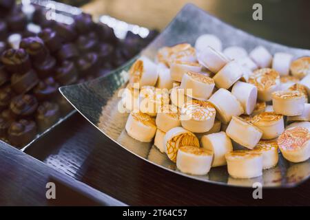 Köstliche Süßigkeiten auf einem Teller in einem Schokoladenladen. Selektiver Fokus. Stockfoto