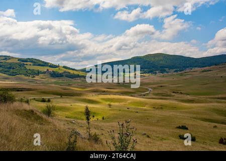 Gruben in der Karstlandschaft Bravsko Polje in der Nähe von Bosanski Petrovac im Kanton Una-Sana, der Föderation Bosnien und Herzegowina. Anfang September Stockfoto