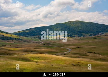 Gruben in der Karstlandschaft Bravsko Polje in der Nähe von Bosanski Petrovac im Kanton Una-Sana, der Föderation Bosnien und Herzegowina. Anfang September Stockfoto