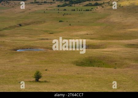 Gruben in der Karstlandschaft Bravsko Polje in der Nähe von Bosanski Petrovac im Kanton Una-Sana, der Föderation Bosnien und Herzegowina. Anfang September Stockfoto