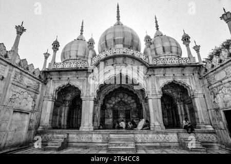 28 Jun 2006 Vintage Schwarz-weiß-Foto von Moti Masjid, einer weißen Marmormoschee im Red Fort Complex Delhi, Indien, das zum UNESCO-Weltkulturerbe gehört Stockfoto