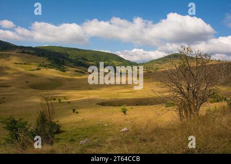 Gruben in der Karstlandschaft Bravsko Polje in der Nähe von Bosanski Petrovac im Kanton Una-Sana, der Föderation Bosnien und Herzegowina. Anfang September Stockfoto