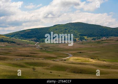 Gruben in der Karstlandschaft Bravsko Polje in der Nähe von Bosanski Petrovac im Kanton Una-Sana, der Föderation Bosnien und Herzegowina. Anfang September Stockfoto