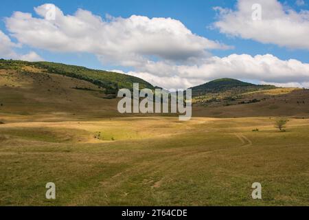 Gruben in der Karstlandschaft Bravsko Polje in der Nähe von Bosanski Petrovac im Kanton Una-Sana, der Föderation Bosnien und Herzegowina. Anfang September Stockfoto