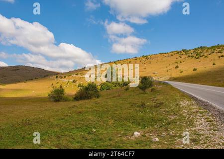 Die Bravsko Polje Karstlandschaft in der Nähe von Bosanski Petrovac im Kanton Una-Sana, der Föderation Bosnien und Herzegowina. Anfang September Stockfoto