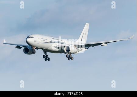 Ein Militärflugzeug des Typs Airbus A330 Multi Role Tanker Transport (MRTT) der französischen Luftwaffe. Stockfoto