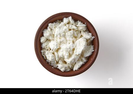 Milch-Hüttenkäse, Quark in einer braunen Keramikschale isoliert auf weißem Hintergrund. Draufsicht mit Kopierbereich. Stockfoto