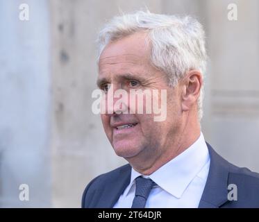 Mark Austin (TV-Journalist Sky News) verlässt eine Gedenkfeier für George Alagiah (BBC Newsreader) in St. Martin in the Fields, 7. November 2023 Stockfoto