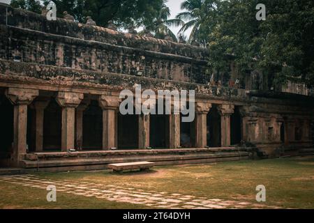 Korridor entlang der Perimtermauer des Thanjavur Big Tempels (auch Thanjai Periya Kovil in tamilischer Sprache genannt). Stockfoto