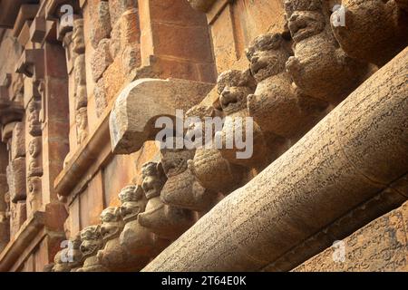 Thanjavur, Tamil Nadu, Indien - 19. Oktober 2023: Inschriften in tamilischer Sprache an den Wänden des Thanjavur Großen Tempels (auch Thanjai Periya Ko genannt) Stockfoto