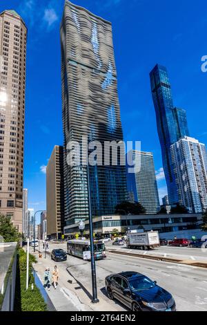 Radisson Blu Aqua Hotel und Wanda Vista Tower. Die St. Regis Chicago (früher Vista Tower, früher Wanda Vista Tower, früher 375 E. Wacker) ist ein Wolkenkratzer in Chicago. Das Gebäude befindet sich am East Wacker Drive, am nördlichen Ende des Chicago Loop. Chicago, Usa Stockfoto