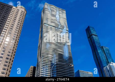 Aqua Tower (262 m) und St. Regis (365 Meter) beide Wolkenkratzer befinden sich im Bezirk Loop von Chicago und wurden von der Architektin Jeanne Gang entworfen. Der St. Regis ist heute der höchste Wolkenkratzer der Welt, der von einer Frau entworfen wurde. Radisson Blu Aqua Hotel und Wanda Vista Tower. Die St. Regis Chicago (früher Vista Tower, früher Wanda Vista Tower, früher 375 E. Wacker) ist ein Wolkenkratzer in Chicago. Das Gebäude befindet sich am East Wacker Drive, am nördlichen Ende des Chicago Loop. Chicago, Usa Stockfoto