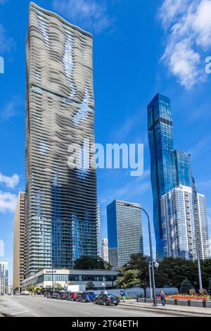 Radisson Blu Aqua Hotel und Wanda Vista Tower. Die St. Regis Chicago (früher Vista Tower, früher Wanda Vista Tower, früher 375 E. Wacker) ist ein Wolkenkratzer in Chicago. Das Gebäude befindet sich am East Wacker Drive, am nördlichen Ende des Chicago Loop. Chicago, Usa Stockfoto