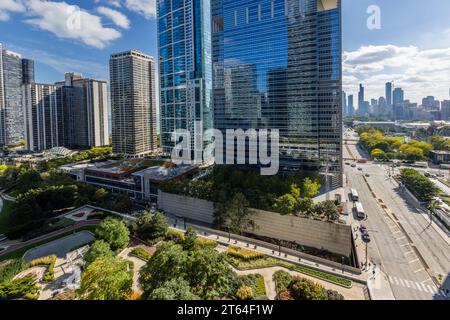 Wolkenkratzer in Chicago mit Reflexionen und Skyline. Chicagos neues Viertel in der Nähe des Millennium Parks. Chicago, Illinois, Usa Stockfoto