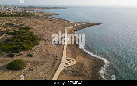 Drohnenansicht des neuen Paphos Küstenweges, Paphos, Zypern. Stockfoto