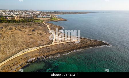 Drohnenansicht des neuen Paphos Küstenweges, Paphos, Zypern. Stockfoto