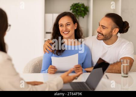 Glückliches junges Paar hat positive Ergebnisse der Untersuchung bekommen Stockfoto