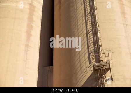 Außenansicht einer Zementfabrik in Morata de Jalon, Provinz Zaragoza in Spanien Stockfoto