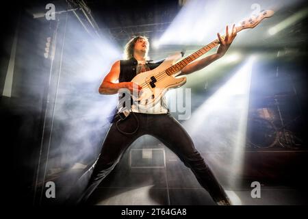 Oslo, Norwegen. Oktober 2023. Die schwedische Hard-Rock-Band Eclipse spielt ein Live-Konzert in der Vulkan Arena im Rahmen des Oslo Rock fest 2023 in Oslo. Hier ist der Bassist Victor Crusner live auf der Bühne zu sehen. (Foto: Gonzales Photo - Terje Dokken). Stockfoto