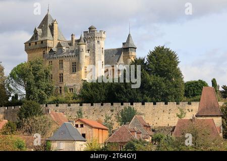 Château und das Dorf Montfort in Périgord Noir bei Sarlat. Das Schloss Montfort überblickt den Fluss Dordogne. Geschichte, Architektur und Tourismus. Monfort Stockfoto