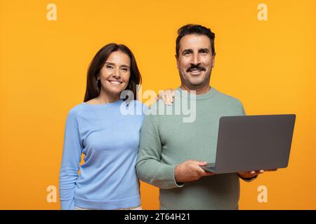 Lächelndes altes europäisches Paar mit Laptop, genießen Sie den Chat miteinander Stockfoto
