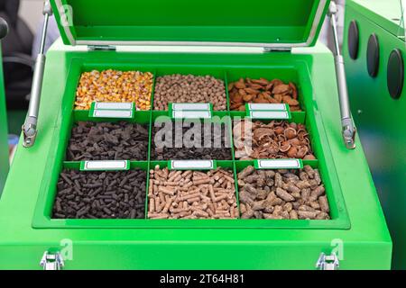 Multi Bio Fuel verschiedene Pellets im Toploading Brennerofen Stockfoto