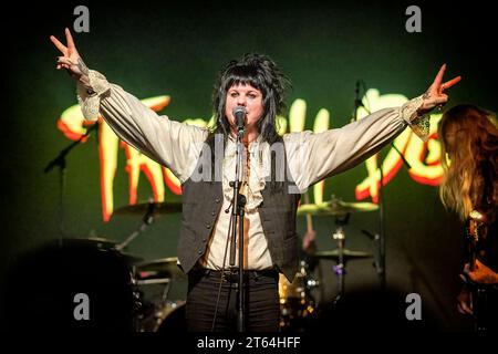 Oslo, Norwegen. Oktober 2023. Die schwedische Hard-Rock-Band Trench Dogs gibt ein Live-Konzert in der Vulkan Arena im Rahmen des Oslo Rock fest 2023 in Oslo. Hier ist Sänger Andy Hekkandi live auf der Bühne zu sehen. (Foto: Gonzales Photo - Terje Dokken). Stockfoto