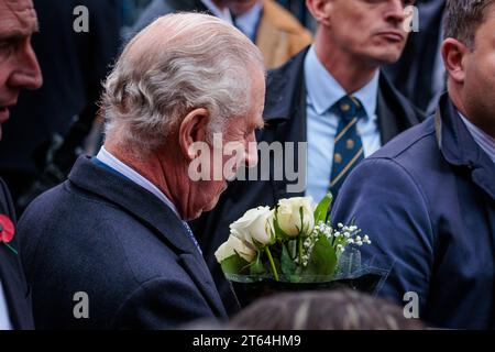 New Malden, London, Großbritannien. November 2023. Seine Majestät König Karl III. Besucht Neu Malden, um Zeit mit der koreanischen Gemeinde der Region zu verbringen, bevor der Staatspräsident der Republik Korea und die First Lady im Laufe dieses Monats einen Besuch abstatten. Der König bewunderte einen Blumenstrauß, der ihm während eines Spaziergangs präsentiert wurde, um die Menschenmassen zu begrüßen, die stundenlang im Regen gewartet hatten, um ihn zu treffen. Foto: Amanda Rose/Alamy Live News Stockfoto