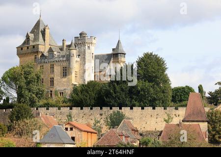 Château und das Dorf Montfort in Périgord Noir bei Sarlat. Das Schloss Montfort überblickt den Fluss Dordogne. Geschichte, Architektur und Tourismus. Monfort Stockfoto