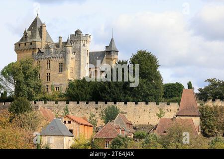 Château und das Dorf Montfort in Périgord Noir bei Sarlat. Das Schloss Montfort überblickt den Fluss Dordogne. Geschichte, Architektur und Tourismus. Monfort Stockfoto