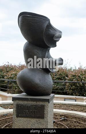 Dreiteilige Bronzeskulptur von Henry Moore in Monaco Stockfoto