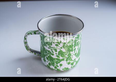 Kaffee auf einer indonesischen Vintage-Tasse. Isolierter weißer Hintergrund. Stockfoto