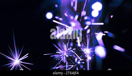 Feuerwerk: Close-up-Funkler, violett, horizontales Format Stockfoto