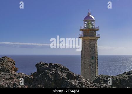 Leuchtturm Faro de Orchilla, mit vulkanischen Felsen und Landschaft des alantischen Ozeans, mit Sonnenuntergang, El Pinar, El Hierro, Kanarischen Inseln, Spanien Stockfoto