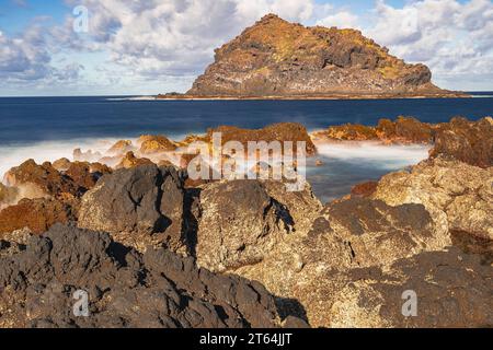 Roque de Garachico kleine Insellandschaft mit vulkanischen Felsen Küste, Langzeitfotografie, Teneriffa und Kanarischen Inseln Stockfoto