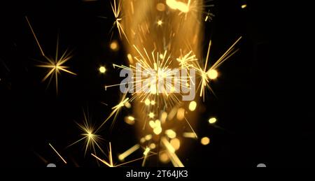 Feuerwerk: Close-up-Funkler, Gold, horizontales Format Stockfoto