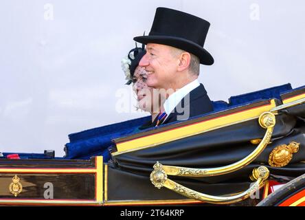 Sophie Densham (Privatsekretärin von Königin Camilla) und Sir Clive Alderton KCVO (Privatsekretärin des Souveräns) verlassen das Parlament nach König Charle Stockfoto