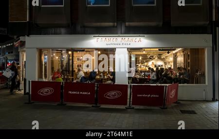 Franco Manca Sourdough Pizzarestaurant at Night, High Street, Lincoln City, Lincolnshire, England, UK Stockfoto