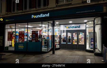 Poundland 24-Stunden-Geschäft beleuchtet bei Nacht, High Street, Lincoln City, Lincolnshire, England, UK Stockfoto