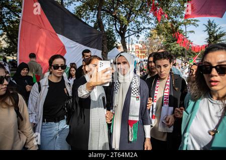 Istanbul, Türkei. November 2023. KADEM (Women and Democracy Association) Vorsitzender des Kuratoriums Sümeyye Erdo?an Bayraktar (c) nehmen an einem Sit-in-Protest Teil. Die Solidaritätsinitiative mit palästinensischen Frauen wird am 8. Tag des 15-tägigen Sit-in-Protestes auf dem Sultanahmet-Platz fortgesetzt. (Foto: Onur Dogman/SOPA Images/SIPA USA) Credit: SIPA USA/Alamy Live News Stockfoto