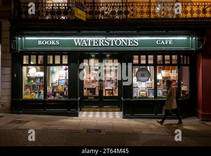 Waterstones Ladenfront beleuchtet bei Nacht, High Street, Lincoln City, Lincolnshire, England, UK Stockfoto