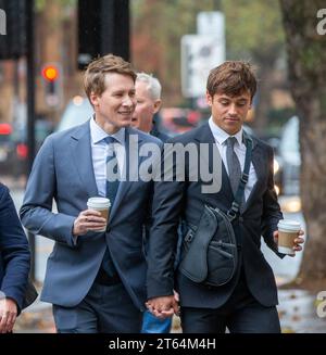 London, England, Großbritannien. November 2023. DUSTIN LANCE BLACK (links) kommt am Westminster Magistrates' Court in London an, wo Black mit seinem Ehemann, dem Olympiasieger TOM DALEY, beschuldigt wird, eine Frau in einem Londoner Nachtclub angegriffen zu haben. Der Oscar-Preisträger Black, der Daley 2017 heiratete, hat sich für nicht schuldig bekannt, Terry Edwardes am 18. August letzten Jahres mit einer Schlägerei angegriffen zu haben. (Kreditbild: © Tayfun Salci/ZUMA Press Wire) NUR REDAKTIONELLE VERWENDUNG! Nicht für kommerzielle ZWECKE! Stockfoto