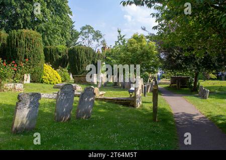 14. Juni 2023 der wunderschöne alte Friedhof mit antiken Grabsteinen auf dem Gelände der Kirche Holy Trinity C of E in Cookham Village, Berkshire England Stockfoto