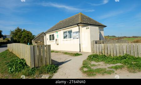 Strandtoilettenblock in Gunwalloe auf der Lizard Peninsula, Cornwall, Großbritannien - John Gollop Stockfoto